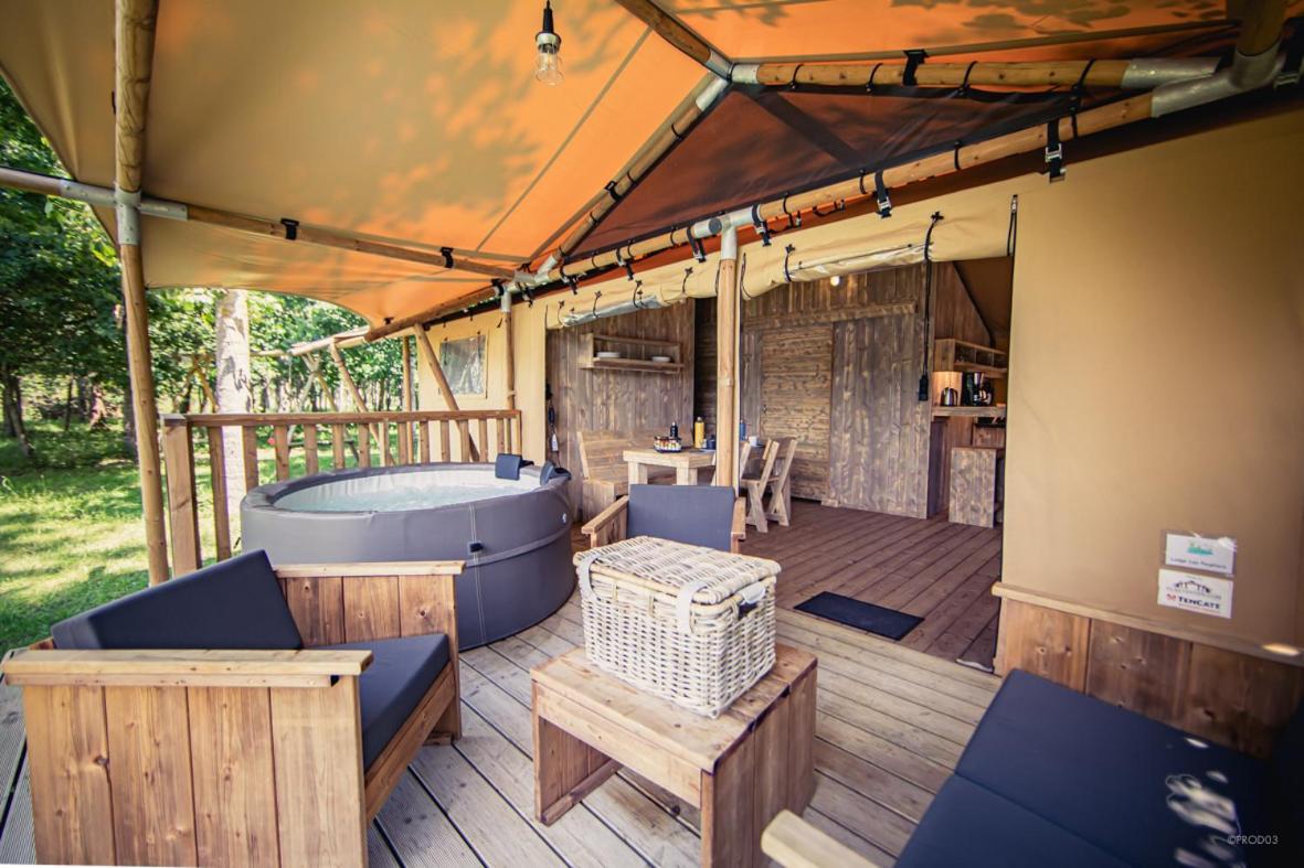 Tente Lodge Jacuzzi Privatif En Pleine Nature Thiel-sur-Acolin المظهر الخارجي الصورة