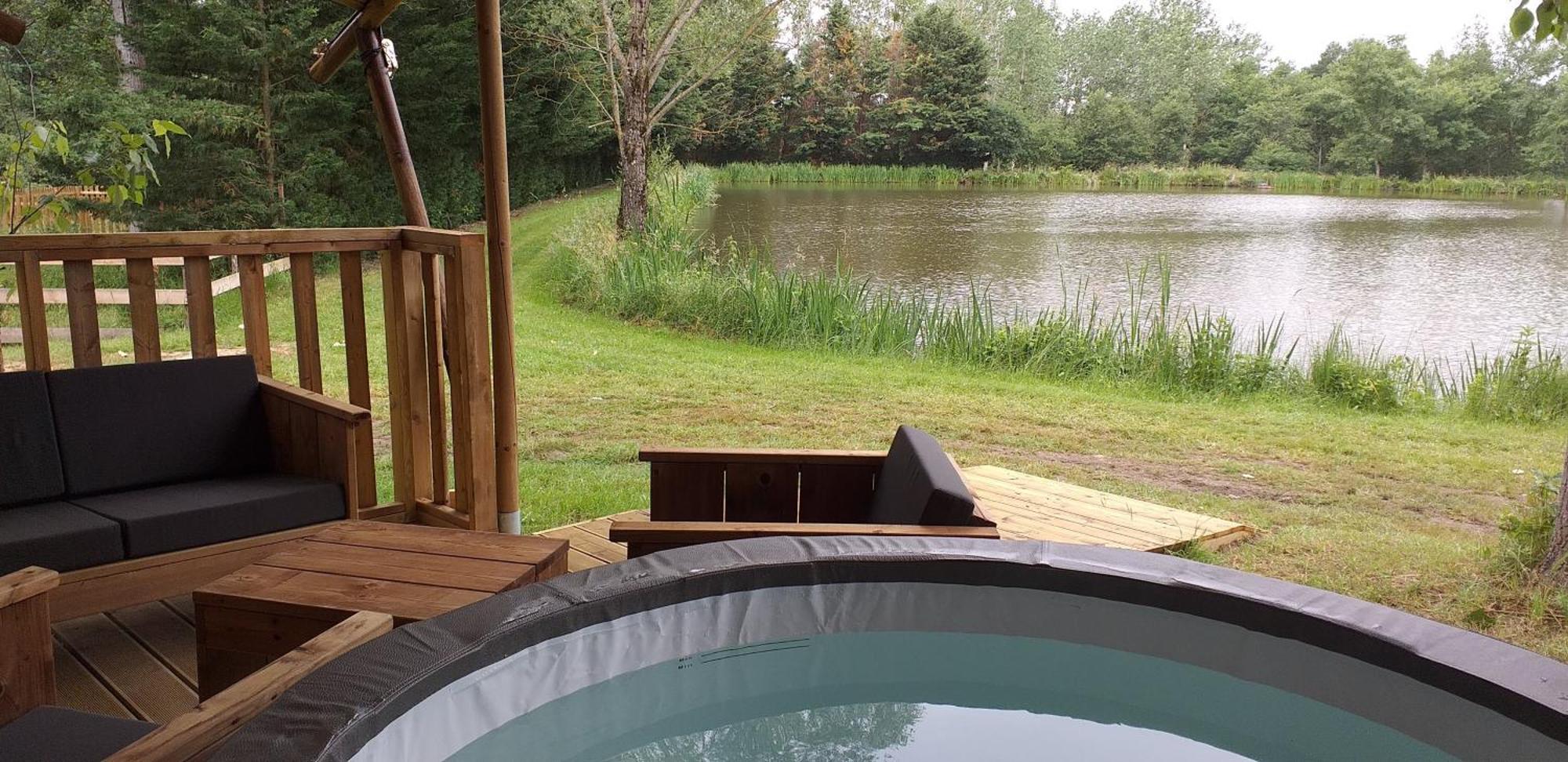 Tente Lodge Jacuzzi Privatif En Pleine Nature Thiel-sur-Acolin المظهر الخارجي الصورة