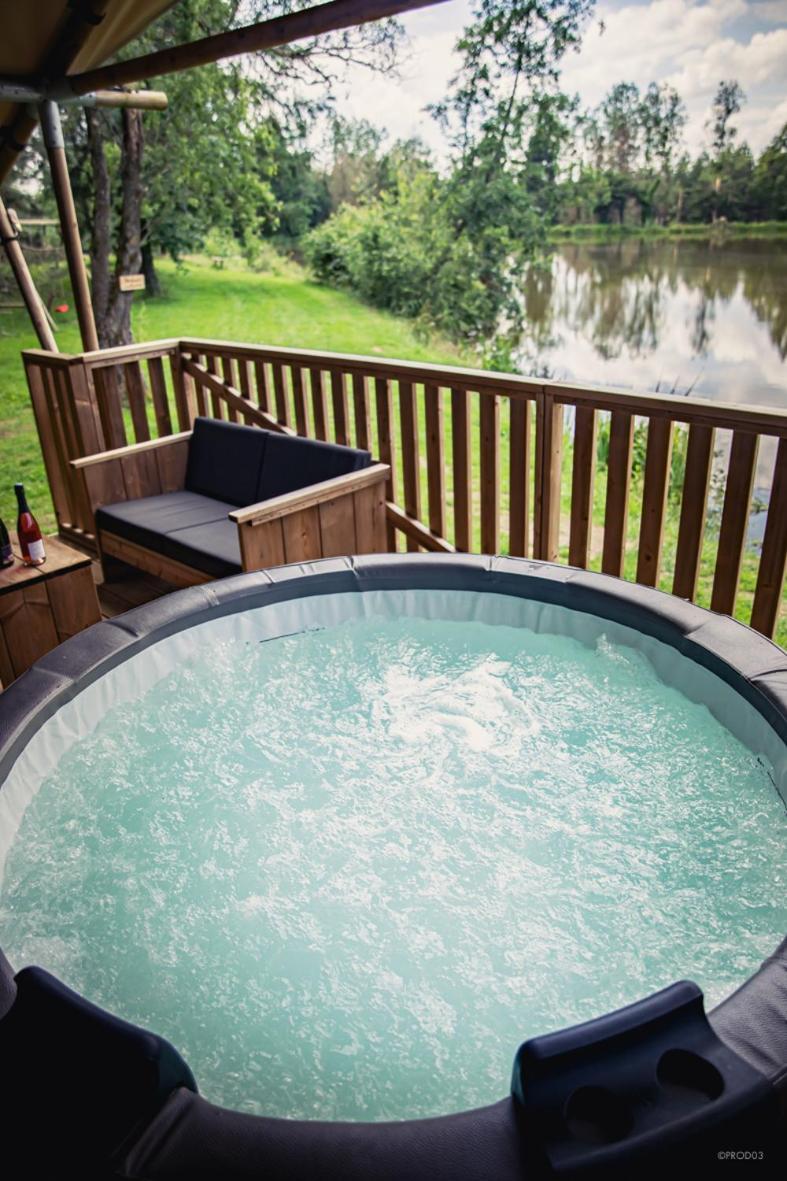 Tente Lodge Jacuzzi Privatif En Pleine Nature Thiel-sur-Acolin المظهر الخارجي الصورة
