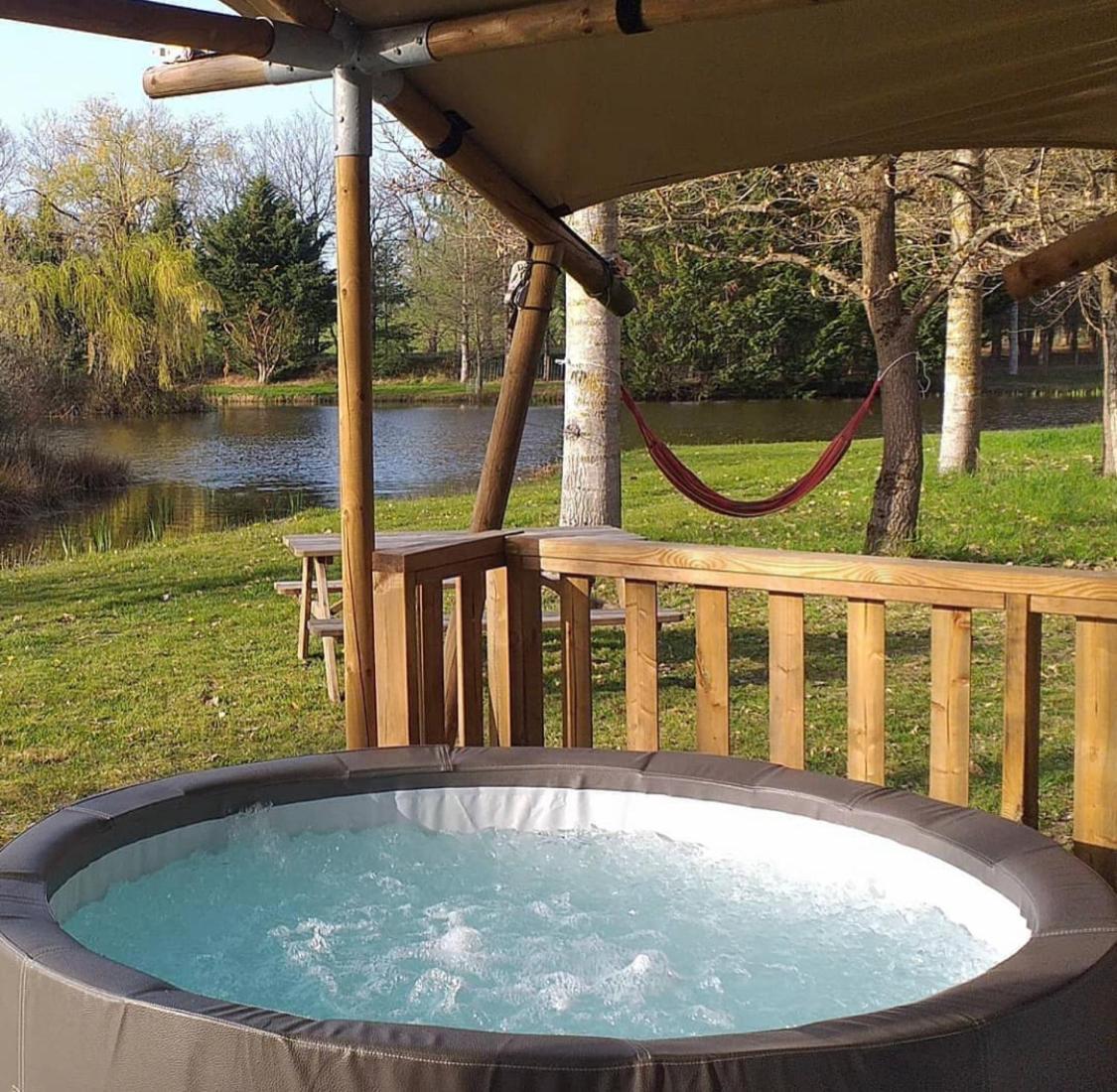 Tente Lodge Jacuzzi Privatif En Pleine Nature Thiel-sur-Acolin المظهر الخارجي الصورة